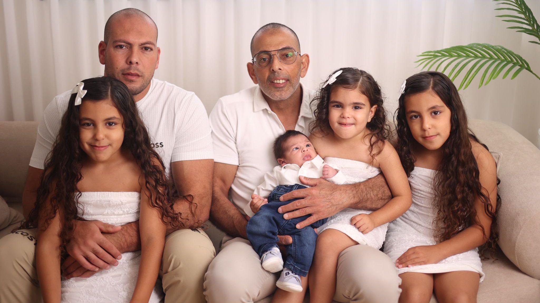 Ziad Samouni (C) con su hijo Hussein (segundo por la izquierda) y cuatro niños.