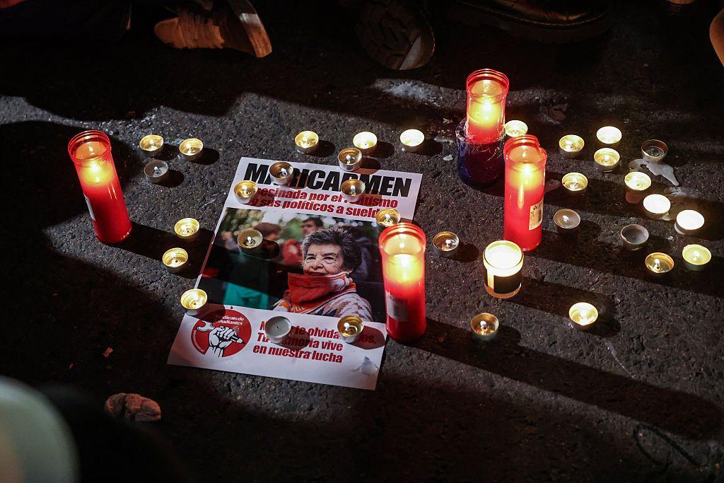 En la acampada de la Puerta del Sol de Madrid se encendieron velas en honor de Maricarmen y se guardaron unos minutos de silencio.