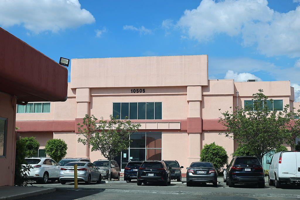 El exterior de un edificio comercial de  propiedad de Guojun Xuan en Arcadia, California.
