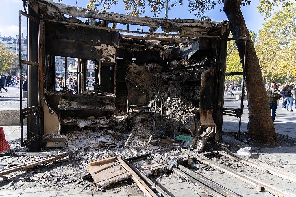 Un quiosco calcinado en la plaza de la República, al día siguiente de los actos violentos durante la movilización.