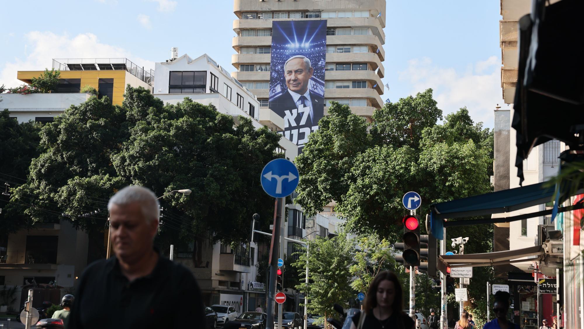 Una pancarta colgada de un edificio de apartamentos en Tel Aviv, Israel, muestra al primer ministro israelí Benjamin Netanyahu con la frase en hebreo: 