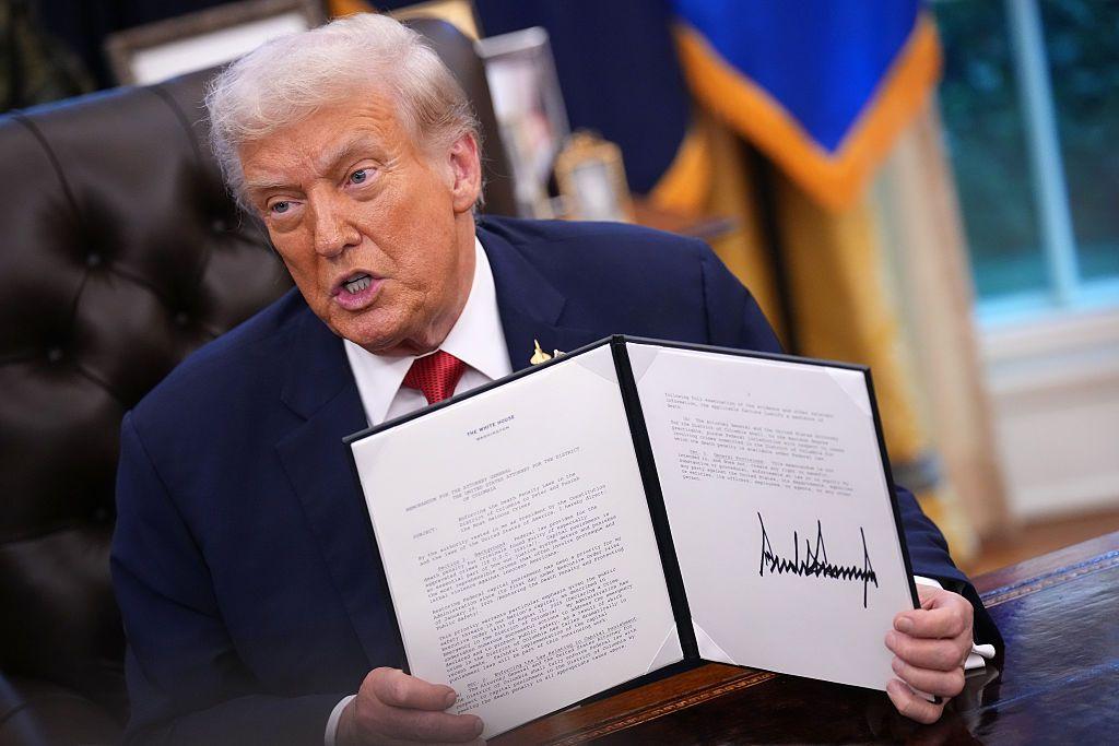 Donald Trump muestra la orden ejecutiva por la que ordena la reinstauración de la pena de muerte en casos federales.