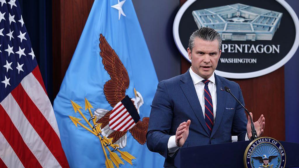 El secretario Hegseth frente a las banderas estadounidenses en el Pentágono.