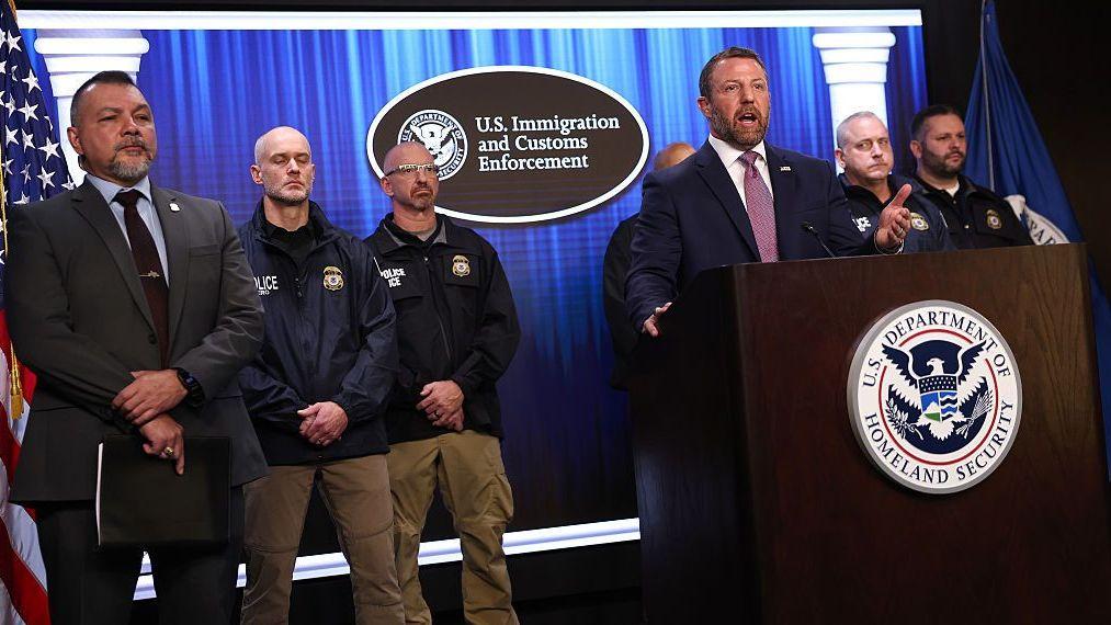 El secretario de Seguridad Nacional de EE. UU., Markwayne Mullin (R), habla durante una conferencia de prensa en la sede de Inmigración y Control de Aduanas de EE. UU. (ICE) el 09 de octubre de 2026 en Washington, DC. (Foto de Kevin Dietsch/Getty Images)