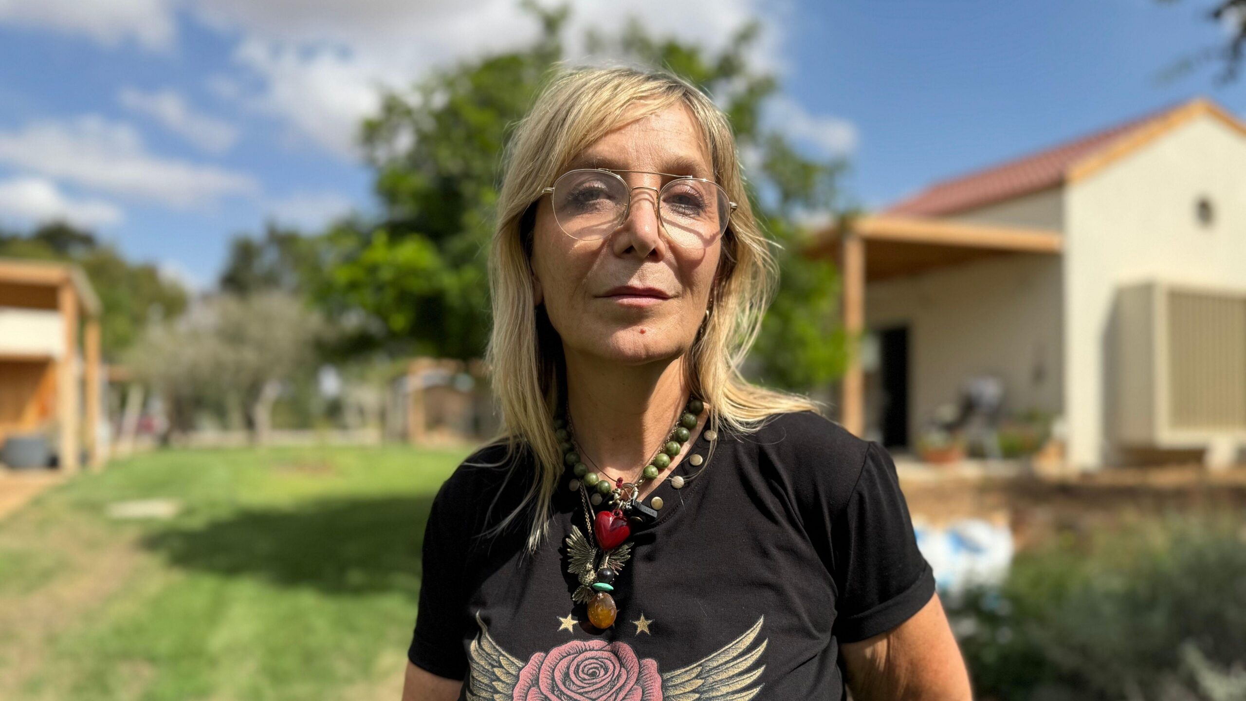 “Uno de cada cuatro de nosotros fue secuestrado o asesinado”: cómo intentan reconstruir sus vidas los residentes de un kibutz israelí devastado por los ataques de Hamás del 7 de octubre