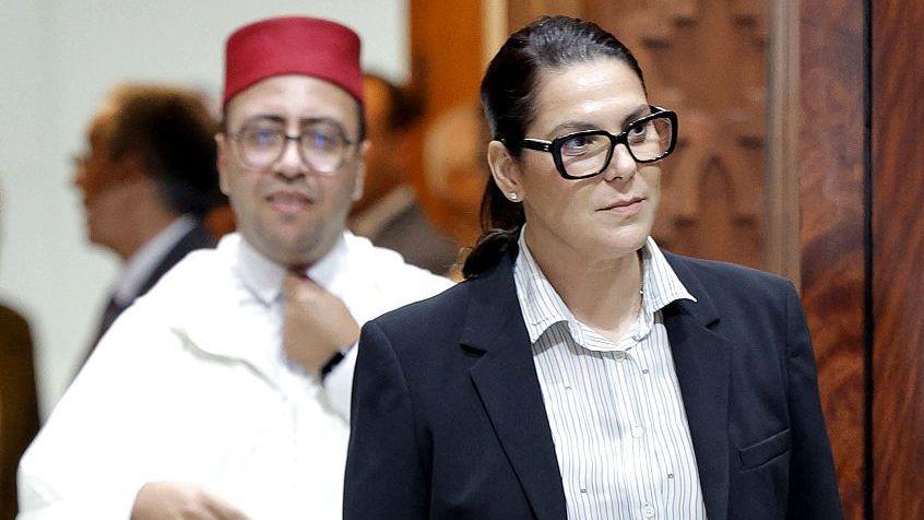 Fatima Zahra El Mansouri con camisa blanca de rayas y chaqueta negra 