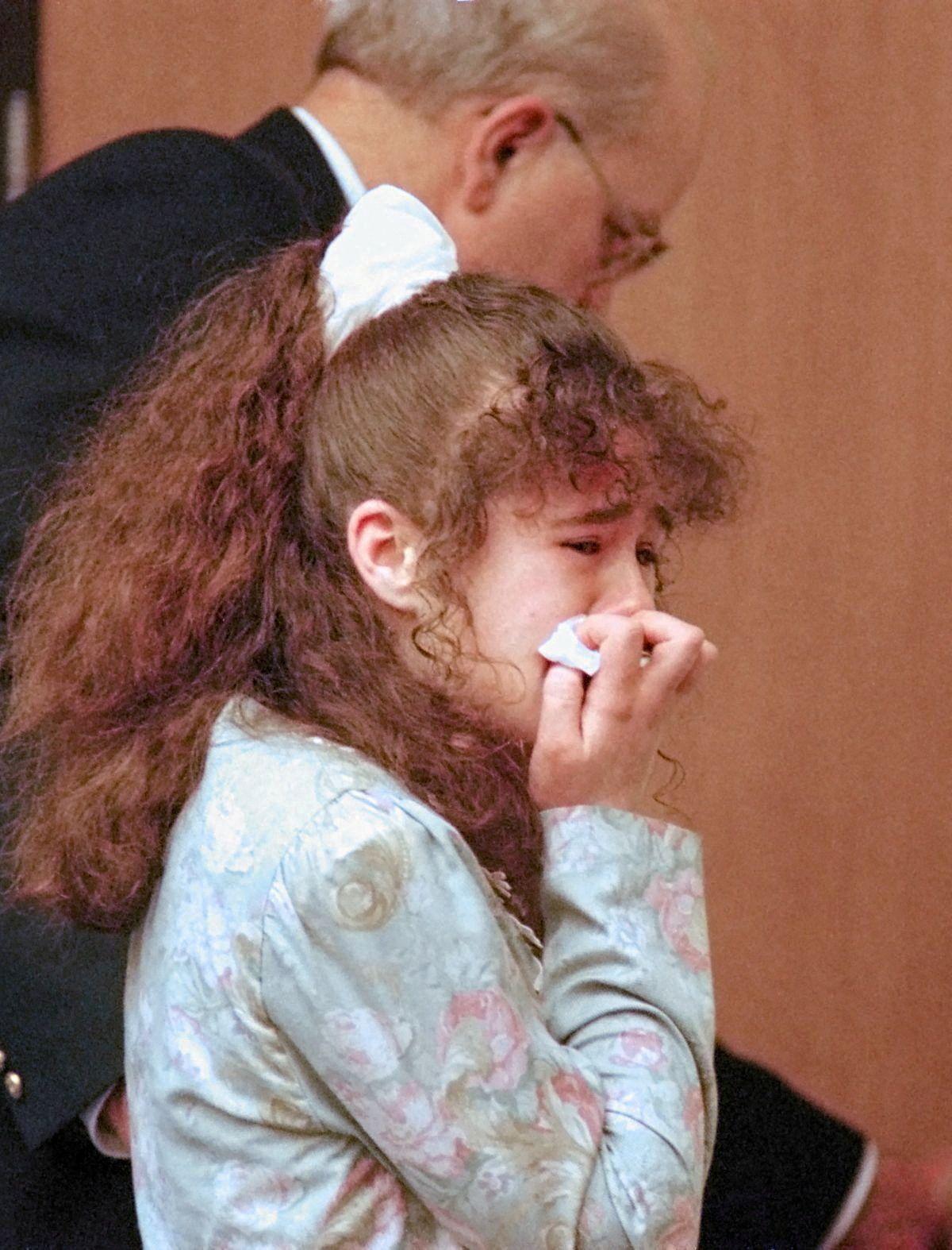Christa Pike llora mientras es escoltada en una audiencia de su juicio