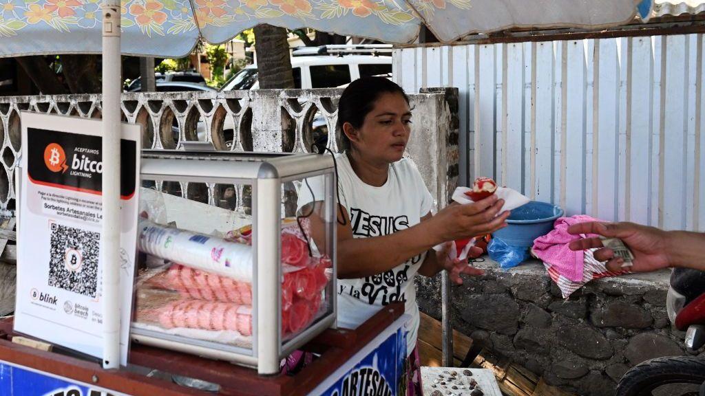 Una mujer vende un sorbete en la playa El Zonte, El Salvador, uno de los lugares donde más se ha promovido el uso de bitcoin, el 16 de marzo de 2024. (Foto de MARVIN RECINOS/AFP vía Getty Images)
