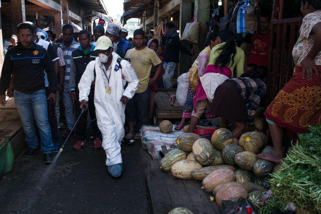 Un hombre fumiga un mercado en Madagascar. 
