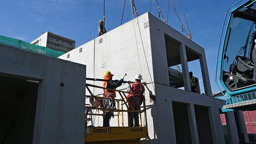 Trabajadores construyendo una casa.