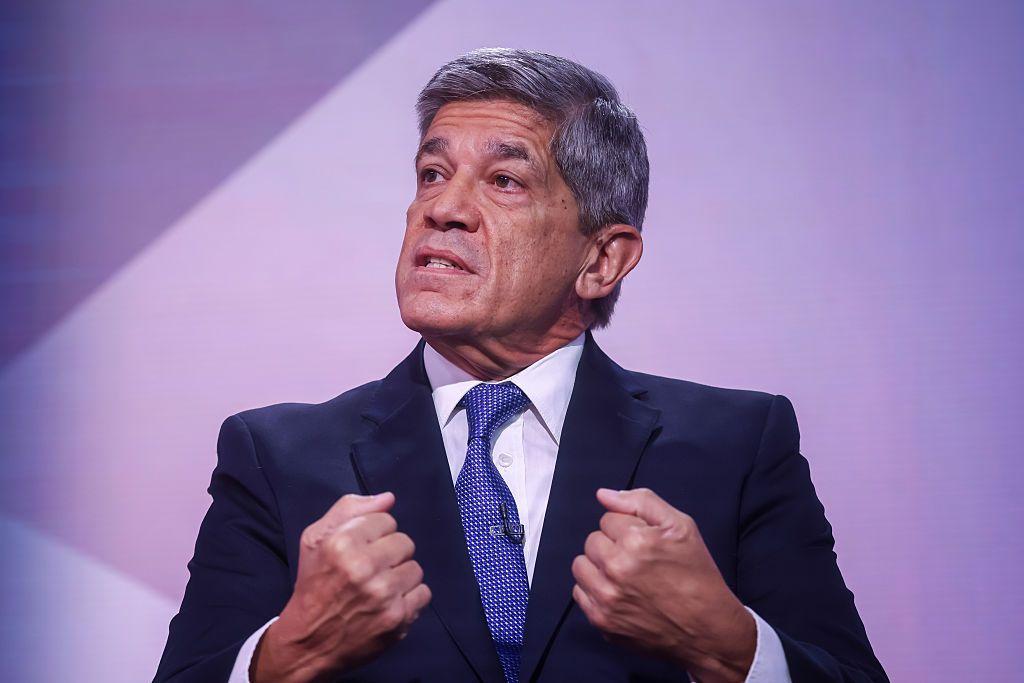 Carlos Fernández de Cossío viste un traje oscuro, camisa blanca y una corbata azul.