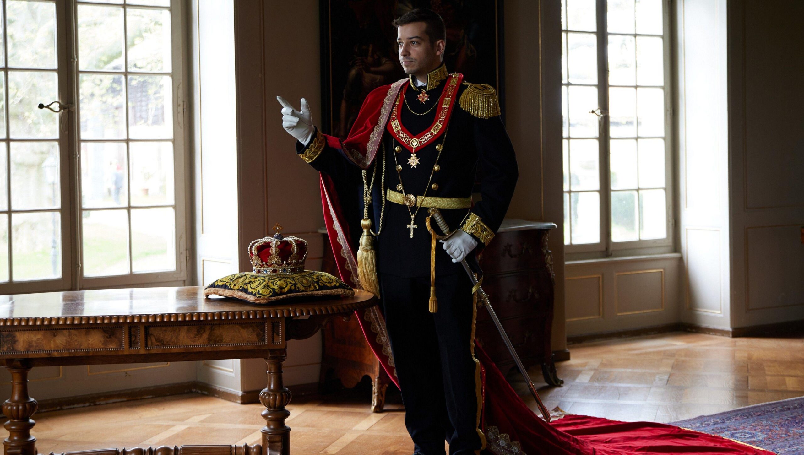 Jonas I, el autoproclamado rey de Suiza que ha creado un polémico “imperio” al apropiarse de terrenos sin dueño