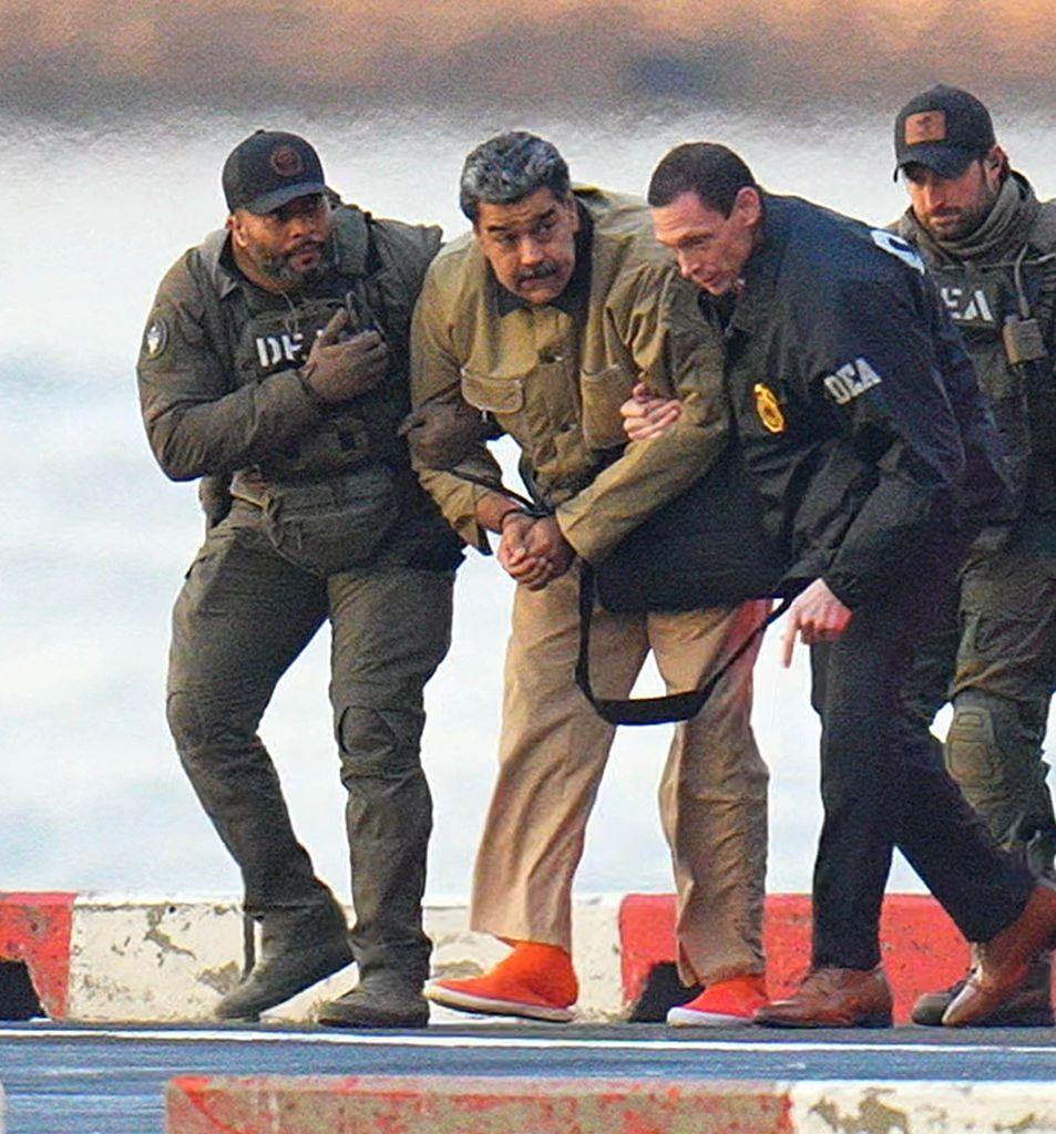 Maduro siendo llevado por agentes de la DEA esposado