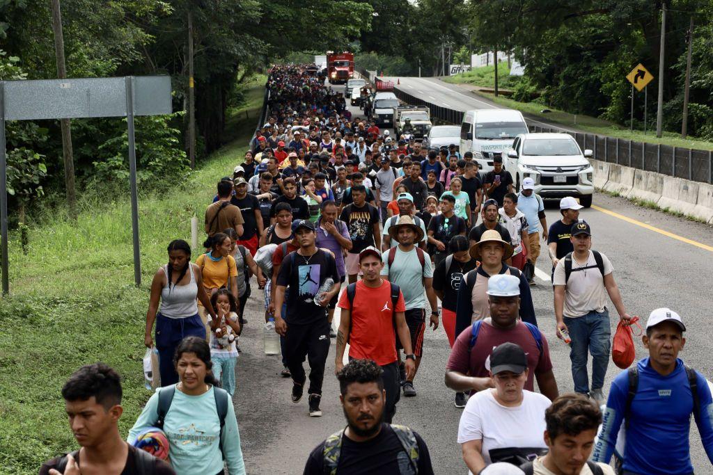 Una multitud de migrantes camina por una carretera en México en dirección a la frontera con EE.UU.