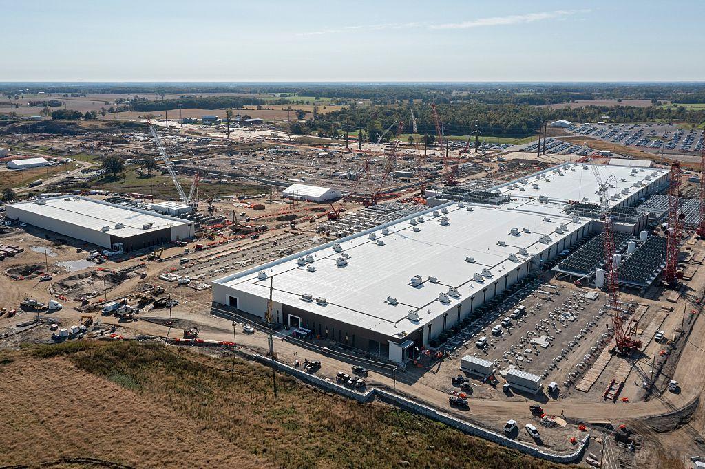 Un centro de datos en construcción en Saline, Michigan, visto desde el aire. Es un vasto complejo en mitad de la llanura. 