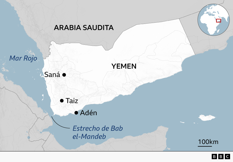 Mapa de Yemen que muestra la ubicación de Saná en el oeste, Taiz en el suroeste y Adén en la costa suroeste. También se indica el estrecho de Bab al-Mandeb, en el extremo suroeste de Yemen. El mar Rojo se encuentra al oeste del país y Arabia Saudita al norte de Yemen. 
