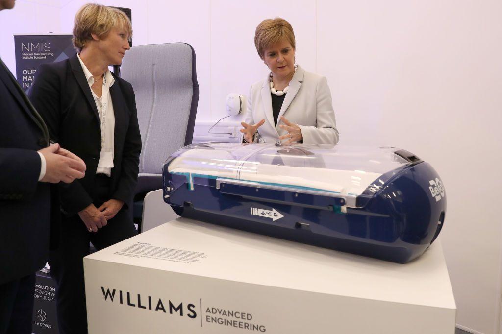 La entonces primera ministra de Escocia, Nicola Sturgeon, conversa con Claire Rose de Williams Advanced Engineering mientras observa un Babypod (una cápsula de transporte de bebés) durante una visita al Lightweight Manufacturing Centre en Renfrew el 26 de junio de 2019