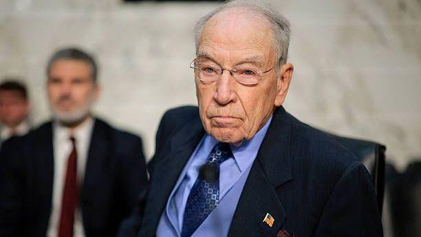 Chuck Grassley, de 93 años, aún es senador. Ingresó a la política en 1958, antes de que Alaska y Hawái fueran estados de EE. UU.