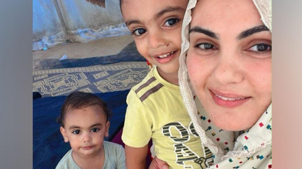 Mujer con su familia en Gaza
