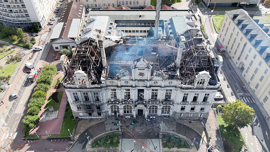 Vista aérea del ayuntamiento de Limoges, con el techo destruido por el fuego.