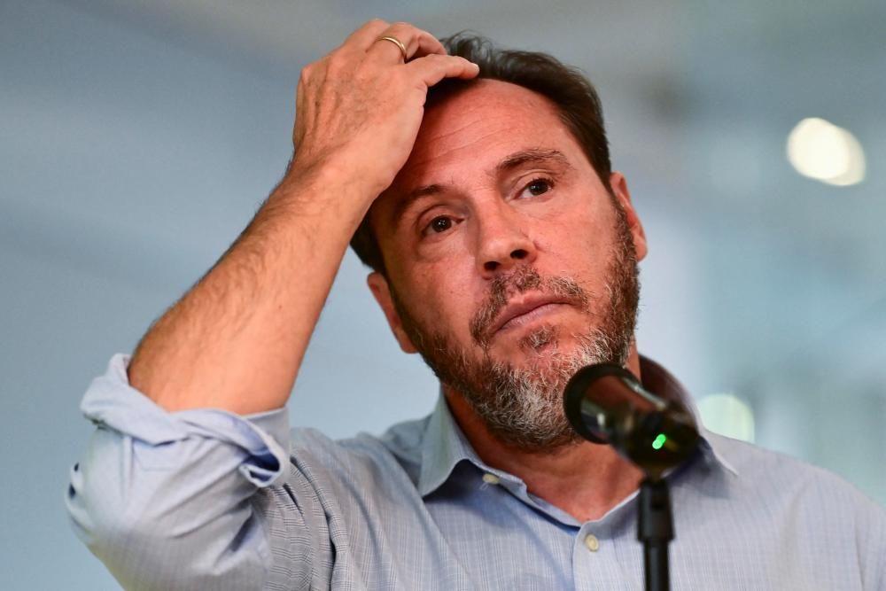 El ministro de Transportes español, Óscar Puente, se lleva una mano a la cabeza en una rueda de prensa