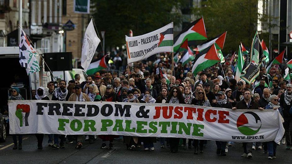 Miles de manifestantes propalestinos se reúnen en Dublín, Irlanda, el 10 de octubre de 2026, para una marcha que marca tres años desde los ataques del 7 de octubre y la posterior guerra en Gaza. Organizada por la Campaña de Solidaridad Irlanda-Palestina, la protesta pidió sanciones contra Israel y una mayor implicación del gobierno irlandés.