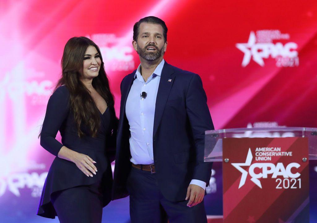 Kimberly Guilfoyle y Donald Trump Jr. junto al podio de una reunión conservadora en 2021