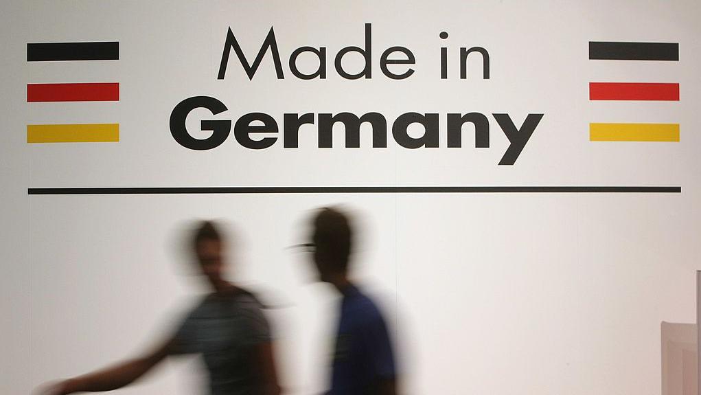 Unos visitantes pasan junto a un letrero de "Made in Germany" en la feria de tecnología IFA