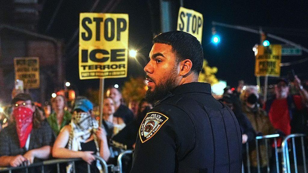 Manifestantes se reúnen después de que un agente de Inmigración y Control de Aduanas (ICE) disparara a un hombre mientras estaba sentado en un auto con un niño dentro, el 8 de octubre de 2026, en la ciudad de Nueva York, EE. UU. (Foto de Selcuk Acar/Anadolu vía Getty Images)