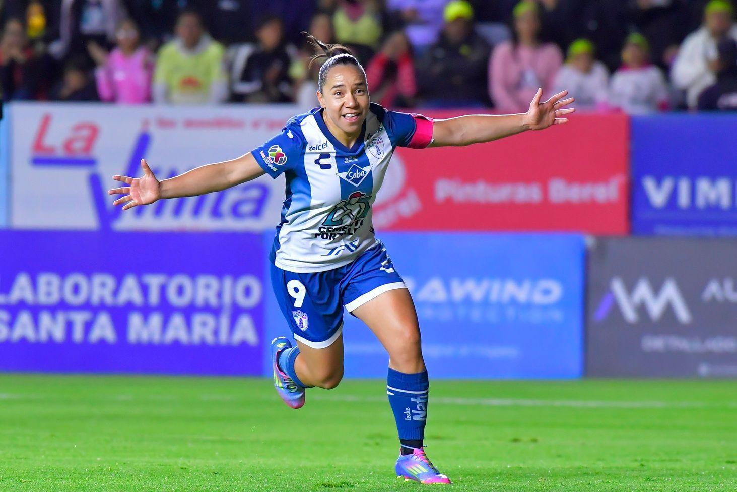 Charlyn Corral, con el uniforme del Pachuca, corre celebrando un gol


