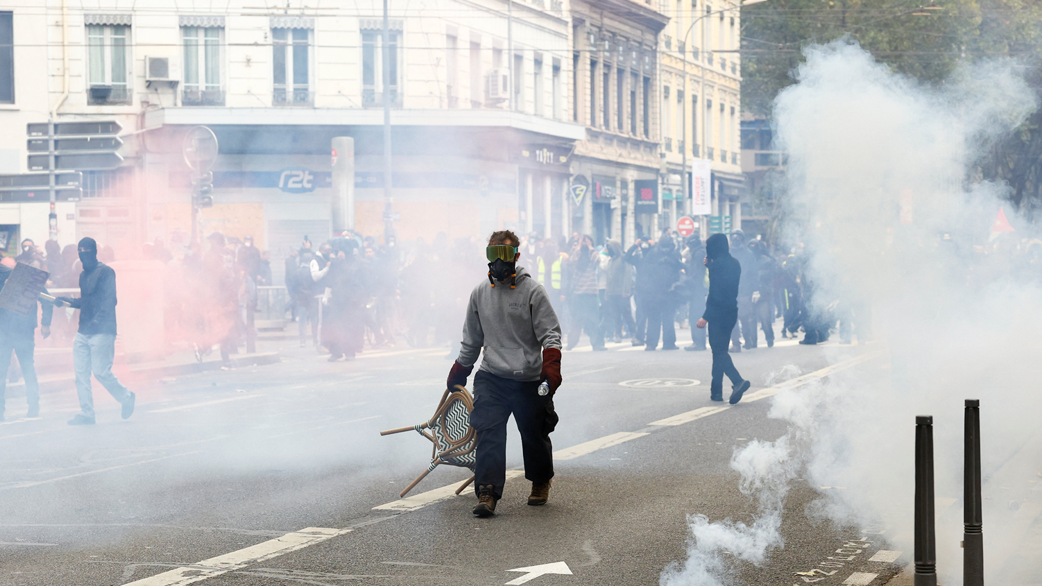 Más de 130 arrestos en Francia donde miles de personas salen a las calles a protestar