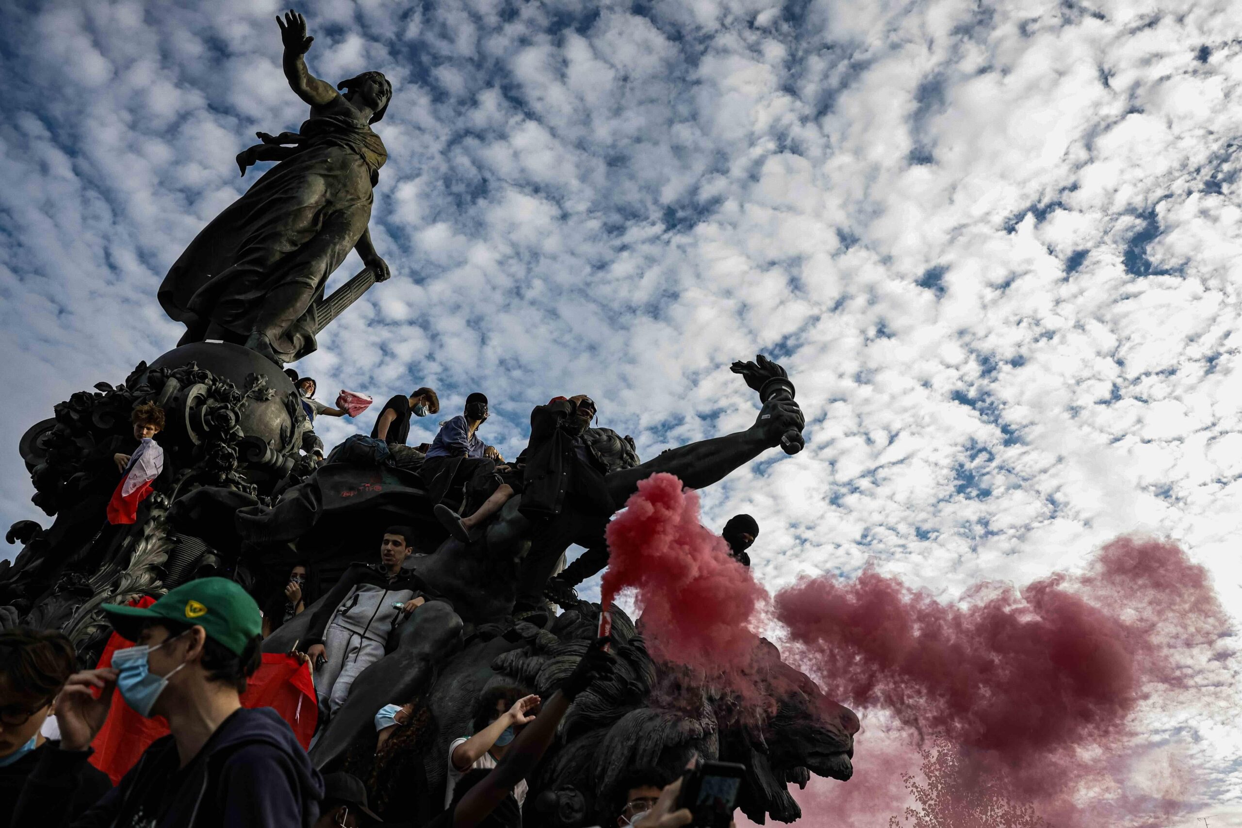 Cuáles son los reclamos de los estudiantes que están participando en las violentas protestas que sacuden a Francia