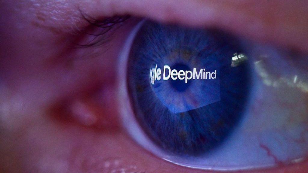 Un ojo con el texto Google DeepMind sobre la pupila