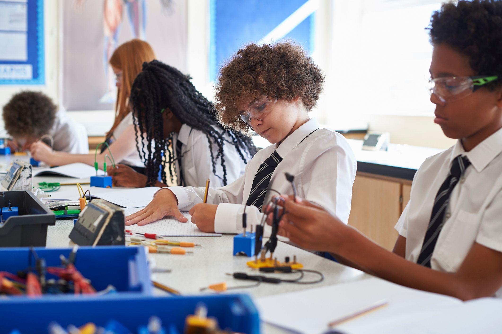 Niños y niñas trabajan en un laboratorio. 
