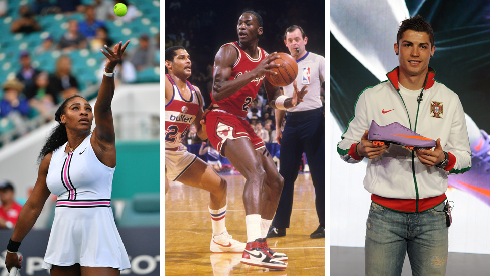 Imagen compuesta de atletas de Nike. La tenista Serena Williams (izquierda) saca en un partido, Michael Jordan (centro) protege el balón de un defensor durante su época de jugador, Cristiano Ronaldo (derecha) muestra una bota de fútbol Nike.