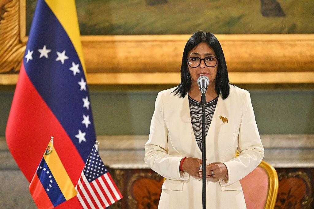Delcy Rodríguez con banderas de Venezuela y EE.UU.