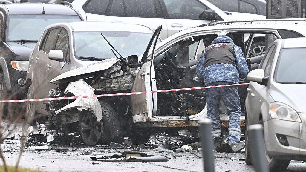 Investigadores y peritos forenses del Comité de Investigación de Moscú trabajan en el lugar de la explosión de un automóvil en el sur de Moscú.