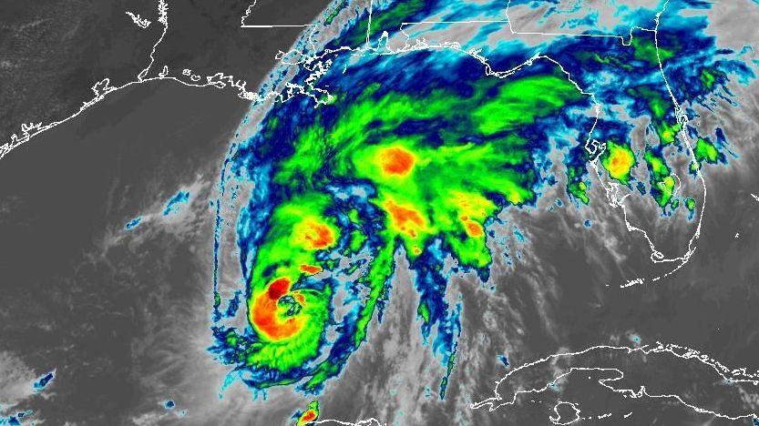 Una imagen satelital infrarroja del huracán Isaías