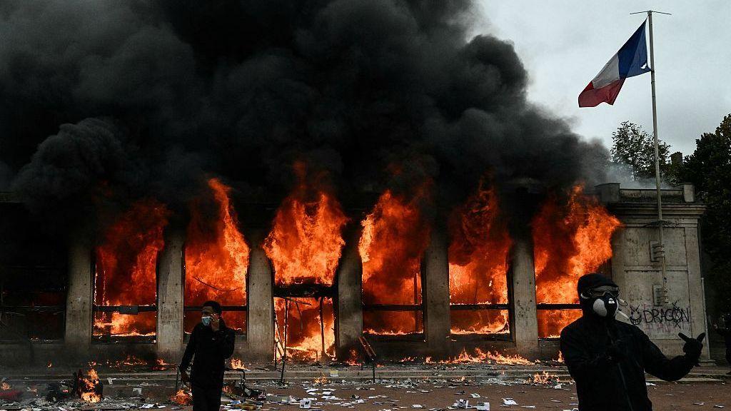 “Día de furia” en Francia: asaltos a edificios y más de 270 detenidos en multitudinarias protestas por la educación y el costo de vida