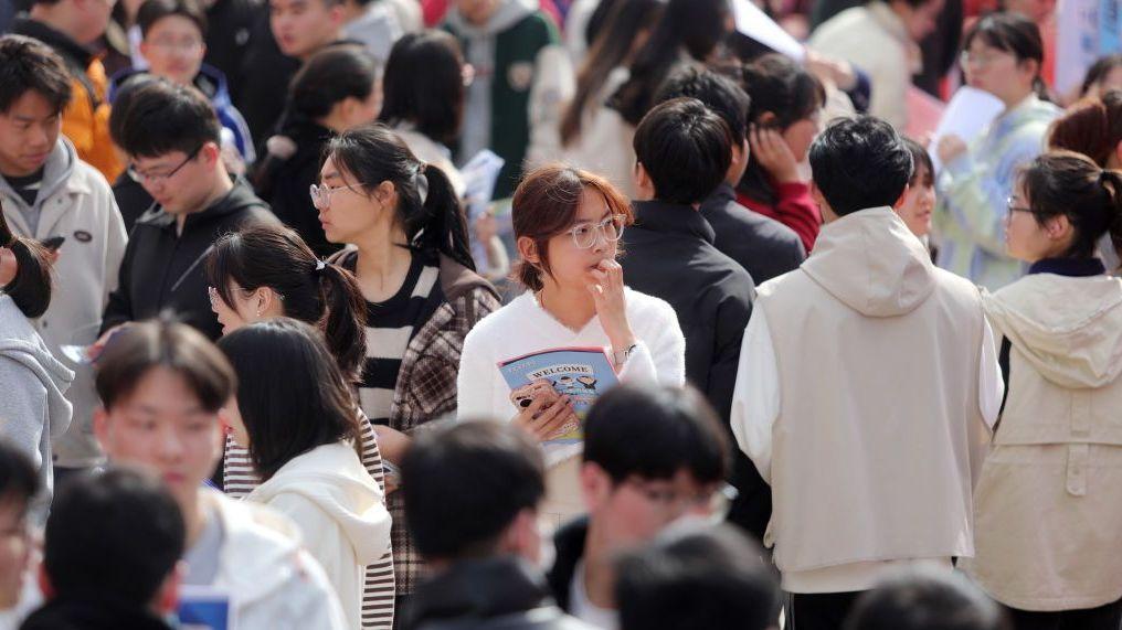 El 21 de marzo de 2024, estudiantes universitarios buscaron trabajo en una feria de empleo de primavera celebrada en la plaza Siyuan, en el campus de Xiangshan de la Universidad Normal de Huaibei, en Huaibei, China. 