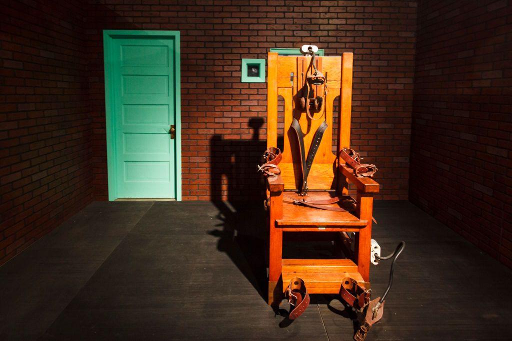 Una silla eléctrica de madera, con sujetadores y cables, en un museo de Texas