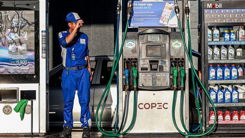 Trabajador en gasolinera, Santiago.