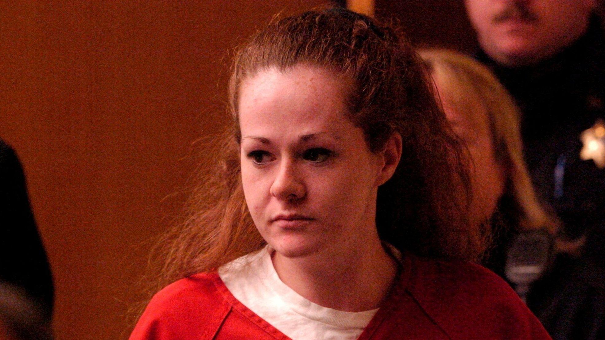 Christa Pike durante una de sus comparecencias ante un juez vestida de naranja.