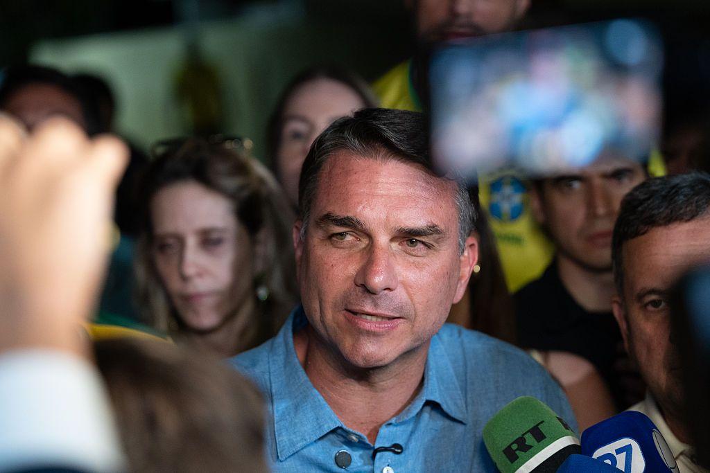 Flávio Bolsonaro habla en la primera vuelta de las elecciones de Brasil el domingo 4 de octubre.