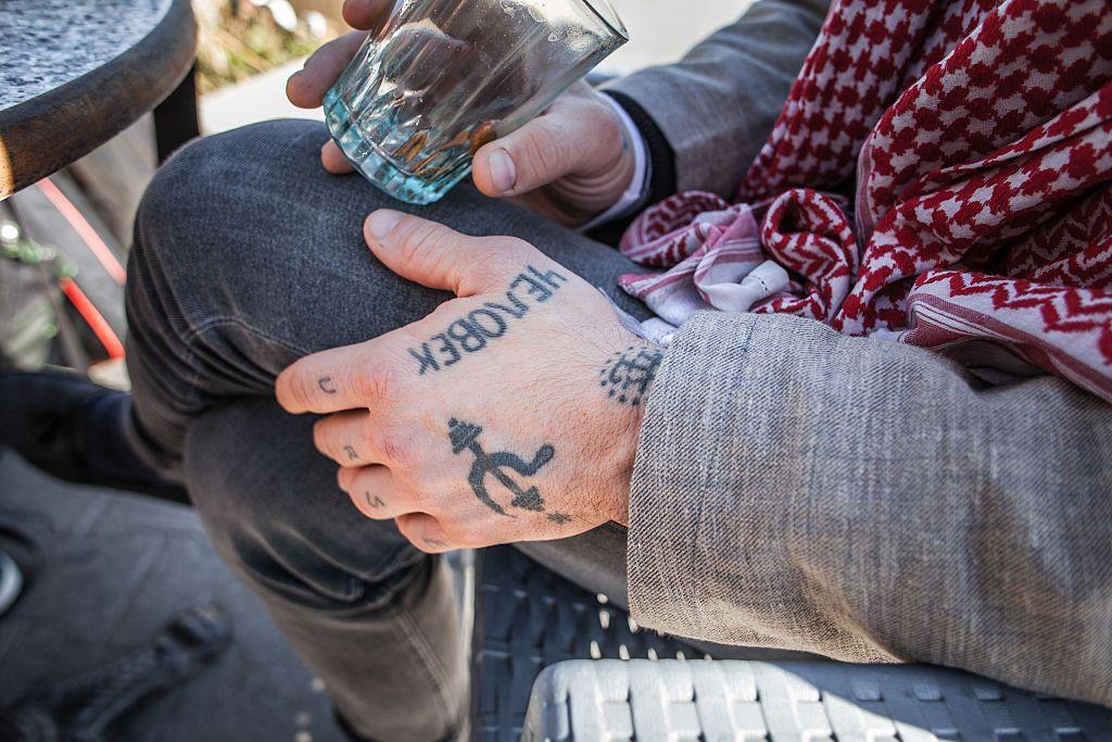 Detalle de la mano izquierda de Chambers, en la que puede verse que tiene tatuado el símbolo comunista de la hoz y el martillo. 