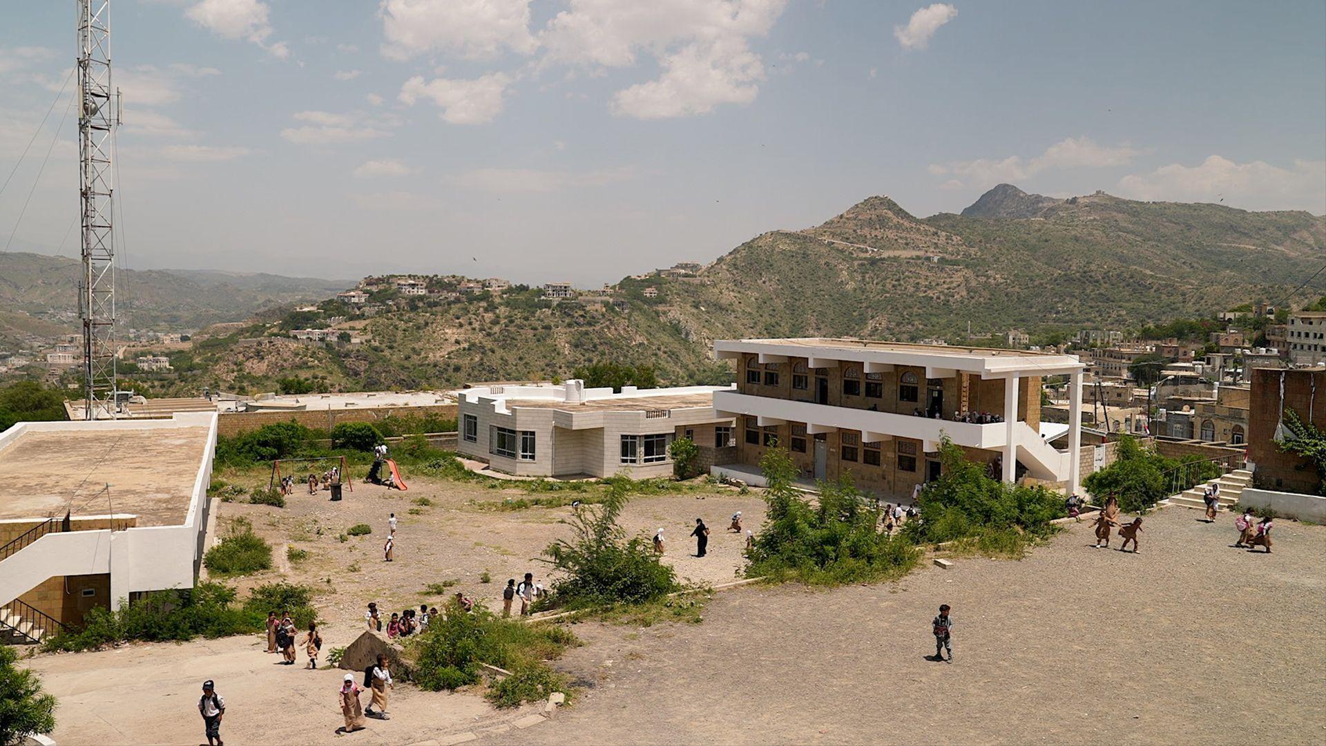 Los niños que desafían a francotiradores y morteros para ir a la escuela cerca del frente de guerra en Yemen