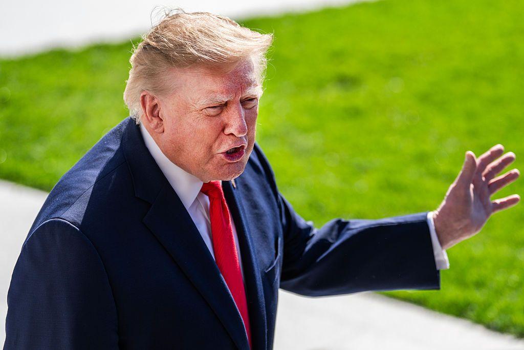 El presidente Donald Trump habla con periodistas afuera de la Casa Blanca