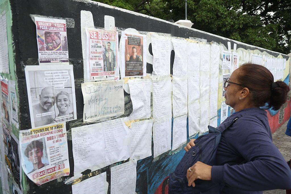 Una mujer mira una lista de heridos en los terremotos en Venezuela