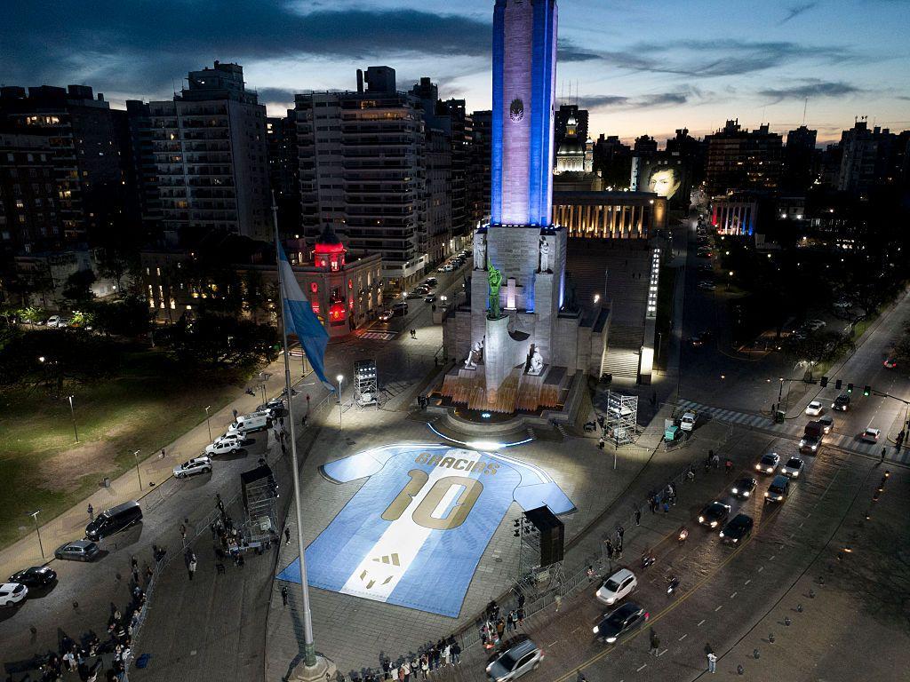 La camisetal del 10 bajo el Obelisco, iluminado con los colores de la albiceleste. 