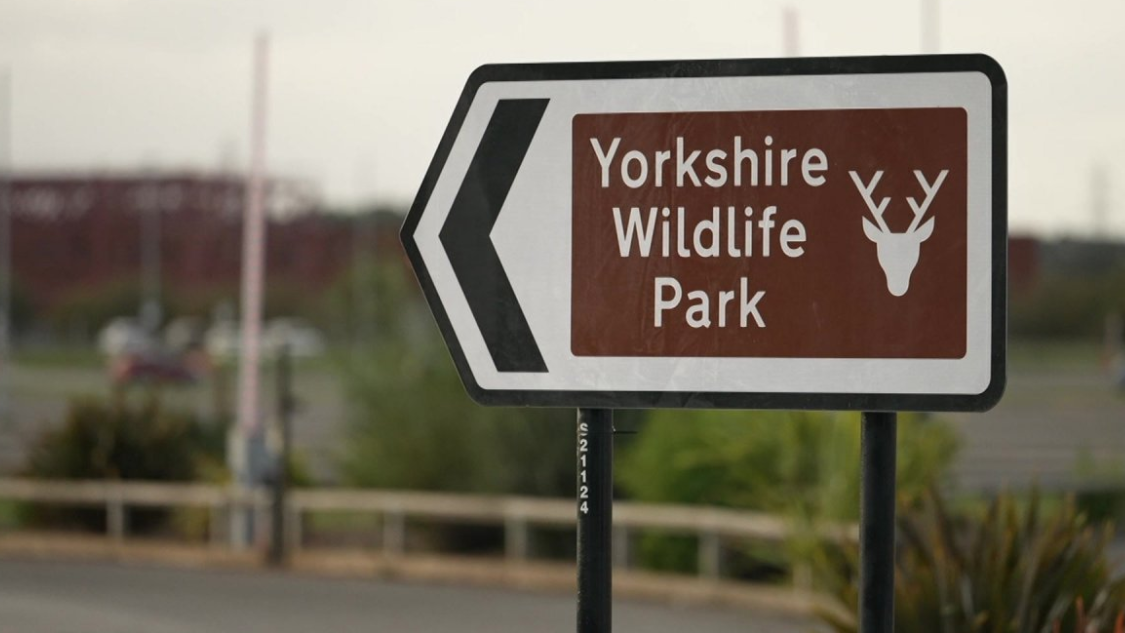 Un cartel marrón a la entrada del Parque de Vida Silvestre de Yorkshire.